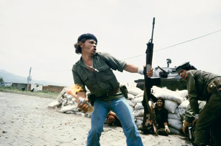 Susan Meiselas, Molotov Man, sandinistes aux abords du quartier général de la Garde nationale d’Estelí, 1979