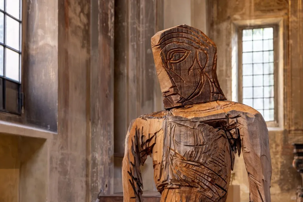 Installation view of Thomas Houseago: Gravità e Grazia