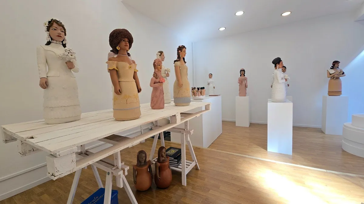 Installation view of Le monde qui tient dans les mains